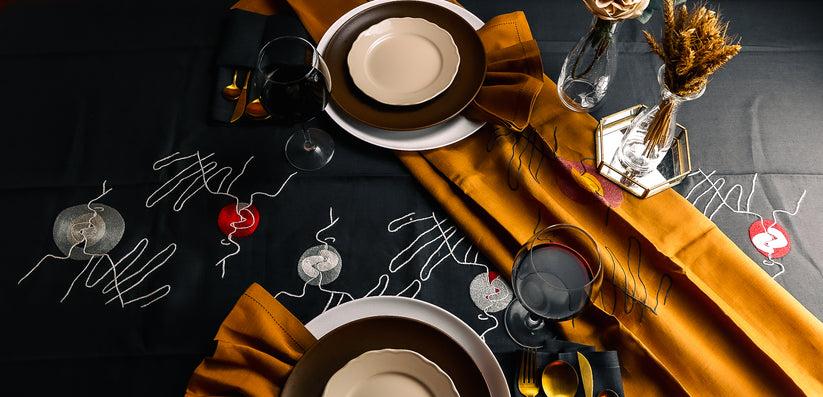 Sans Tabù Tovaglia Nera In Lino Grezzo Ricamata & 8 Tovaglioli - Il Bacio