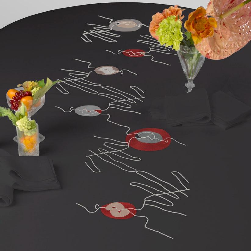 Sans Tabù Tovaglia Nera In Lino Grezzo Ricamata & 8 Tovaglioli - Il Bacio