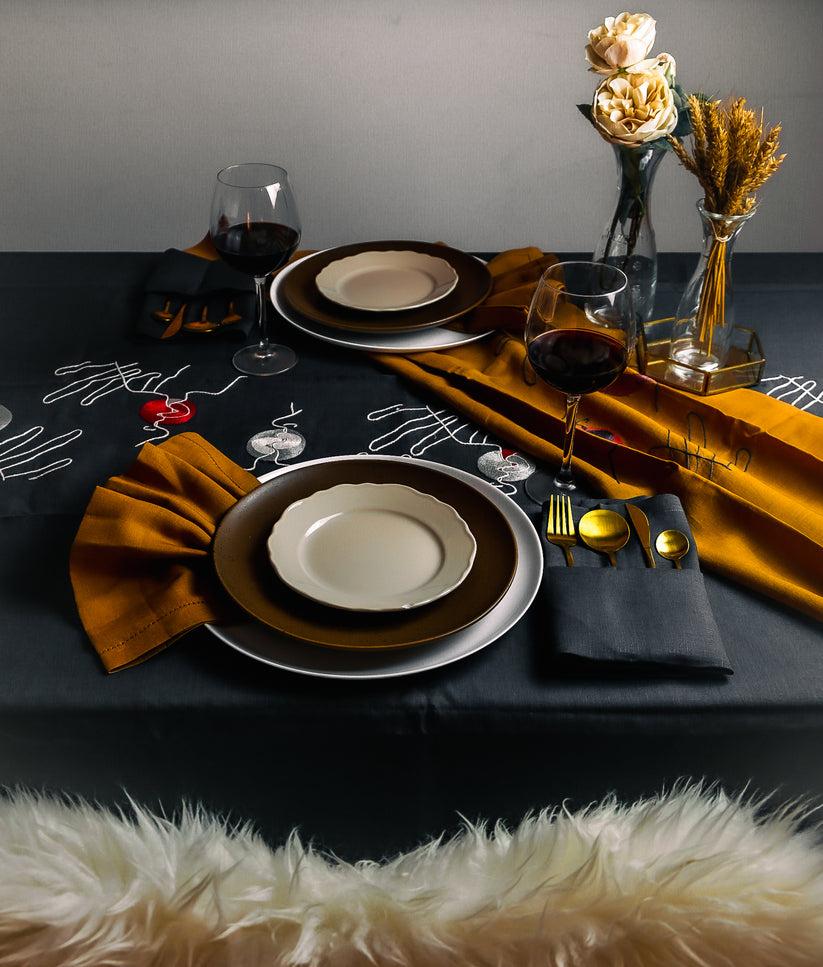 Sans Tabù Tovaglia Nera in lino grezzo ricamata & 8 tovaglioli - Il Bacio