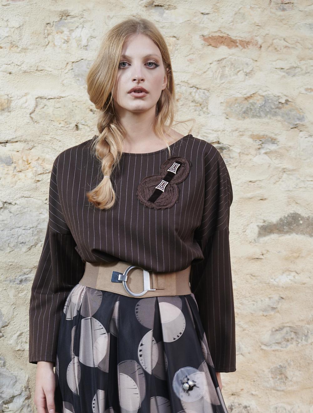 Save The Queen Blusa marrone in tessuto gessato con applicazione