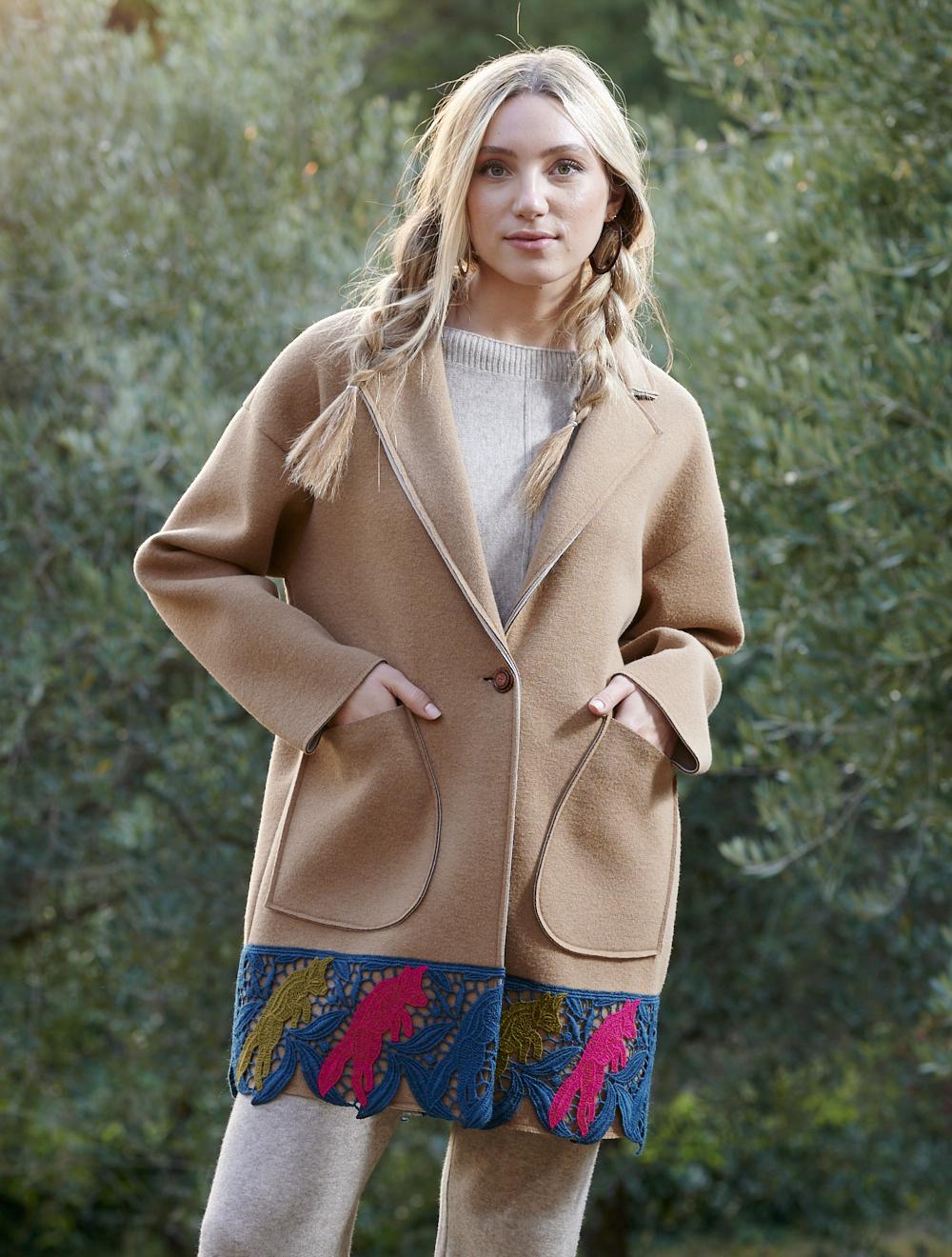 Save The Queen Cappotto corto beige con pizzo macramè