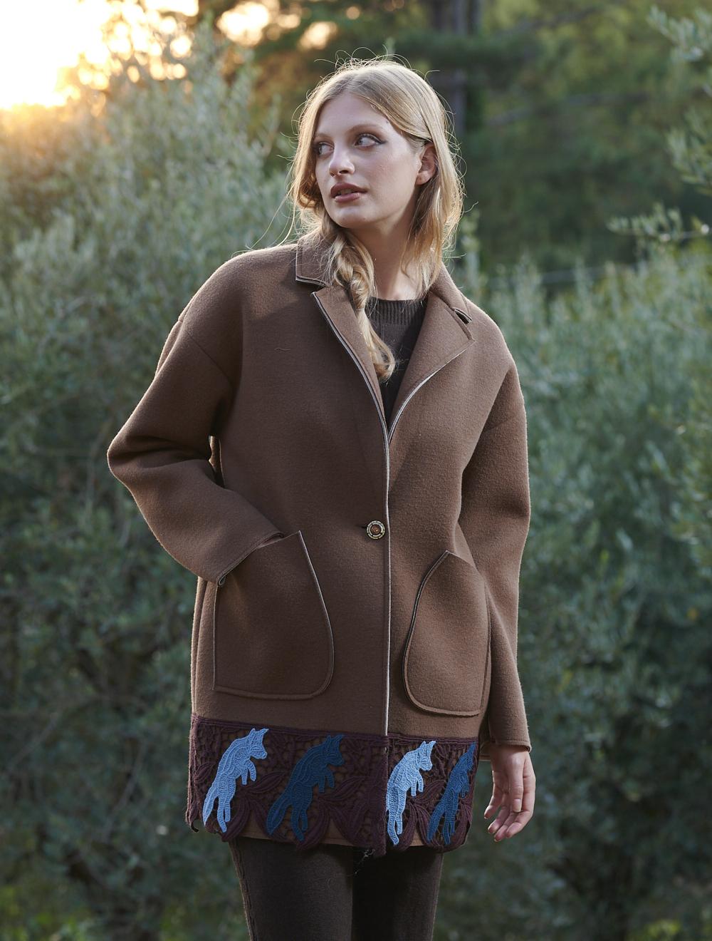 Save The Queen Cappotto corto nocciola con pizzo macramè