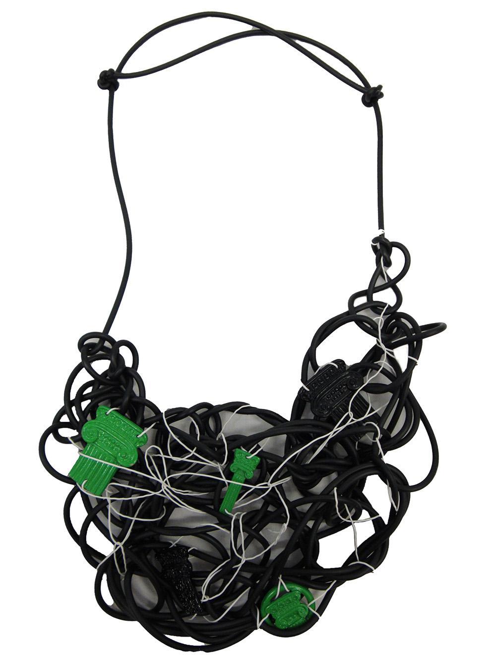 Save The Queen Collana nera con applicazioni metalliche