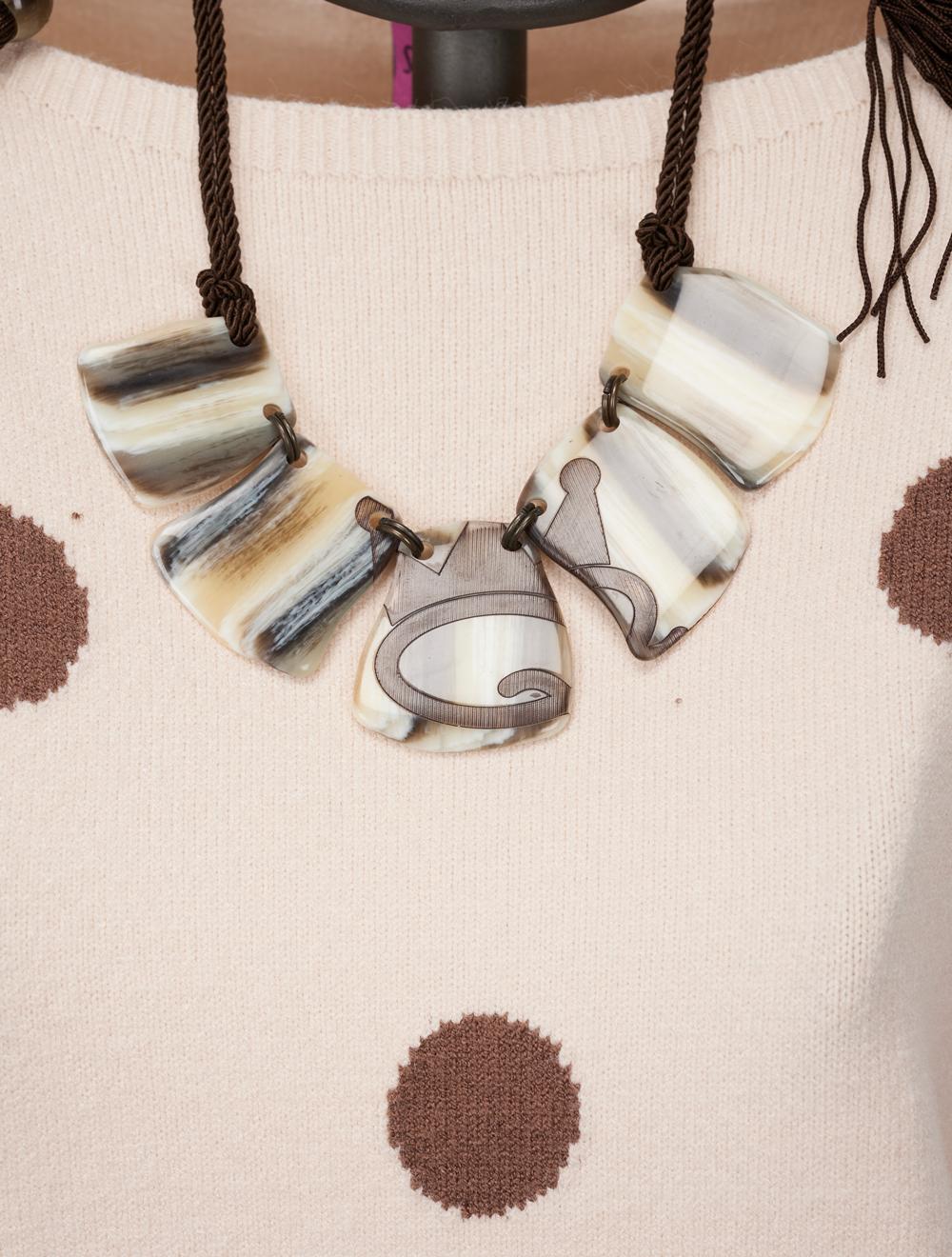 Save The Queen Maglia In Viscosa Beige A Pois Marroni Con Collana