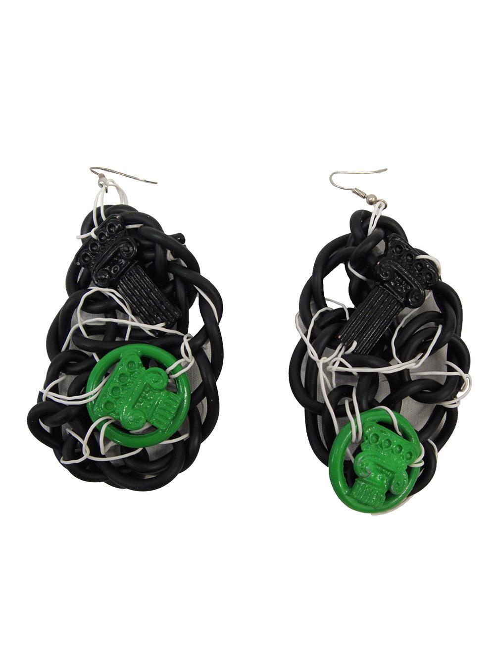 Save The Queen Orecchini con pendenti in PVC intrecciato