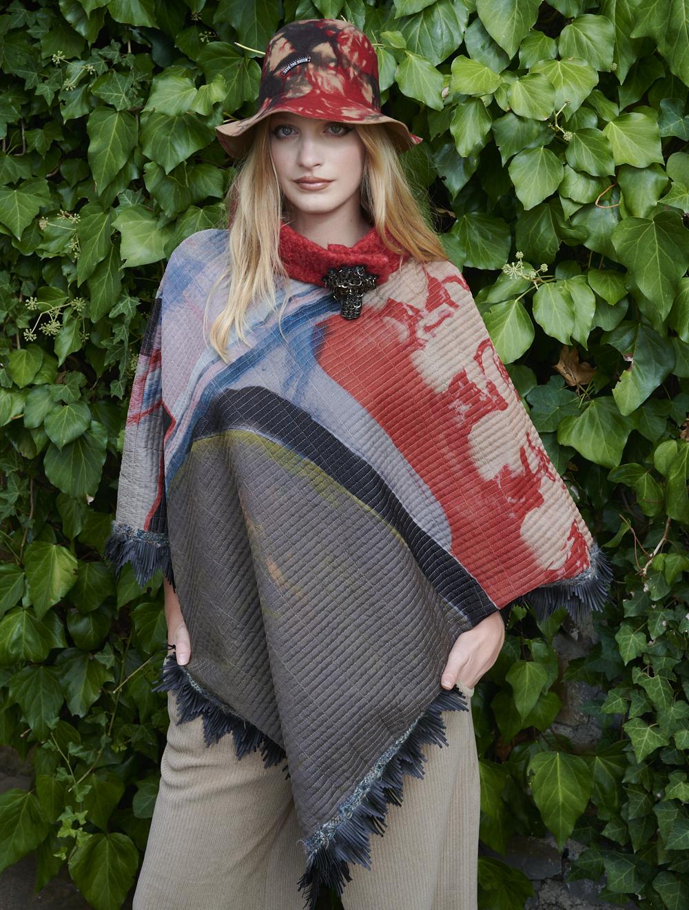 Save The Queen Poncho in seta con frange in ecopelle