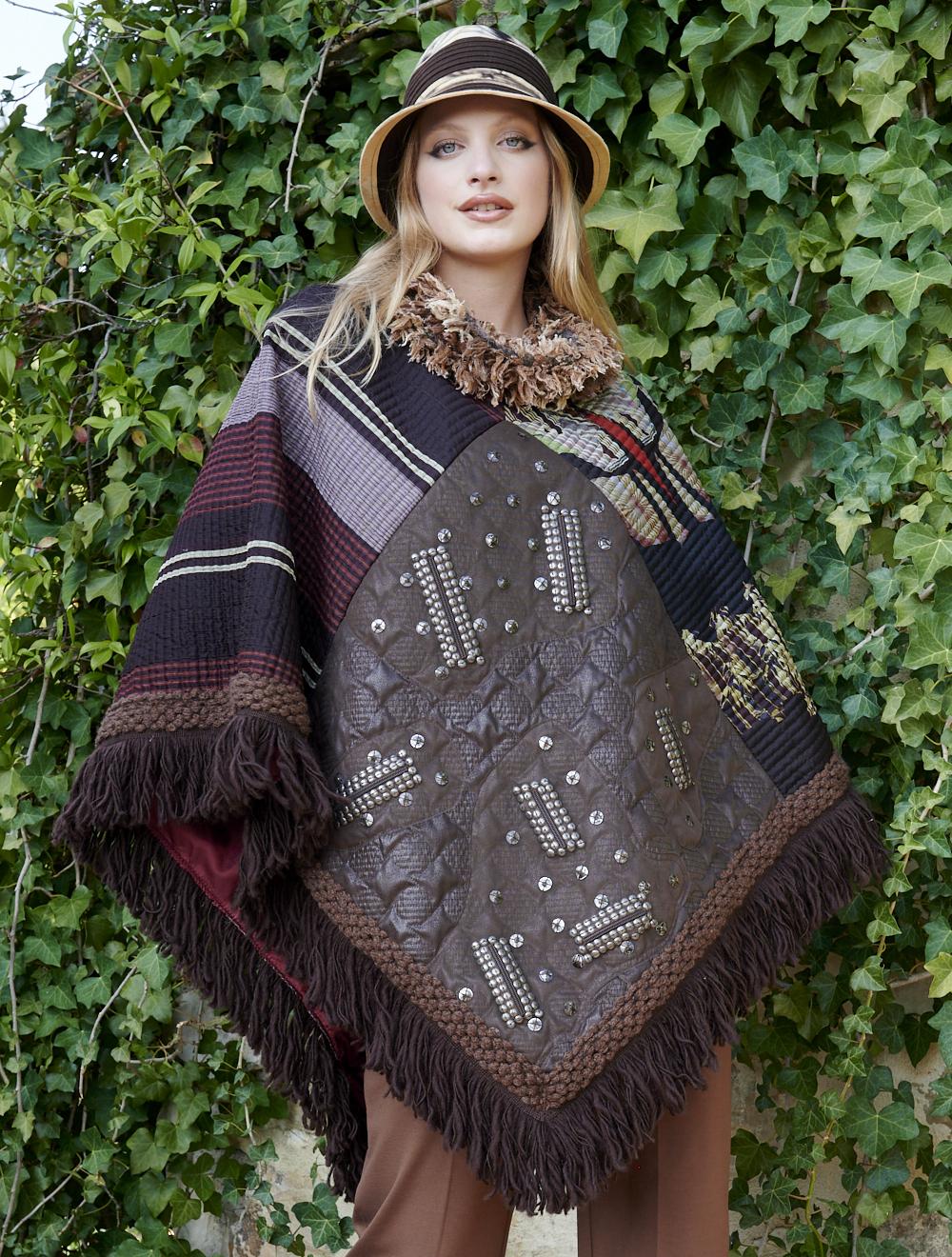 Save The Queen Poncho in seta e finta pelle con ricami e paillettes