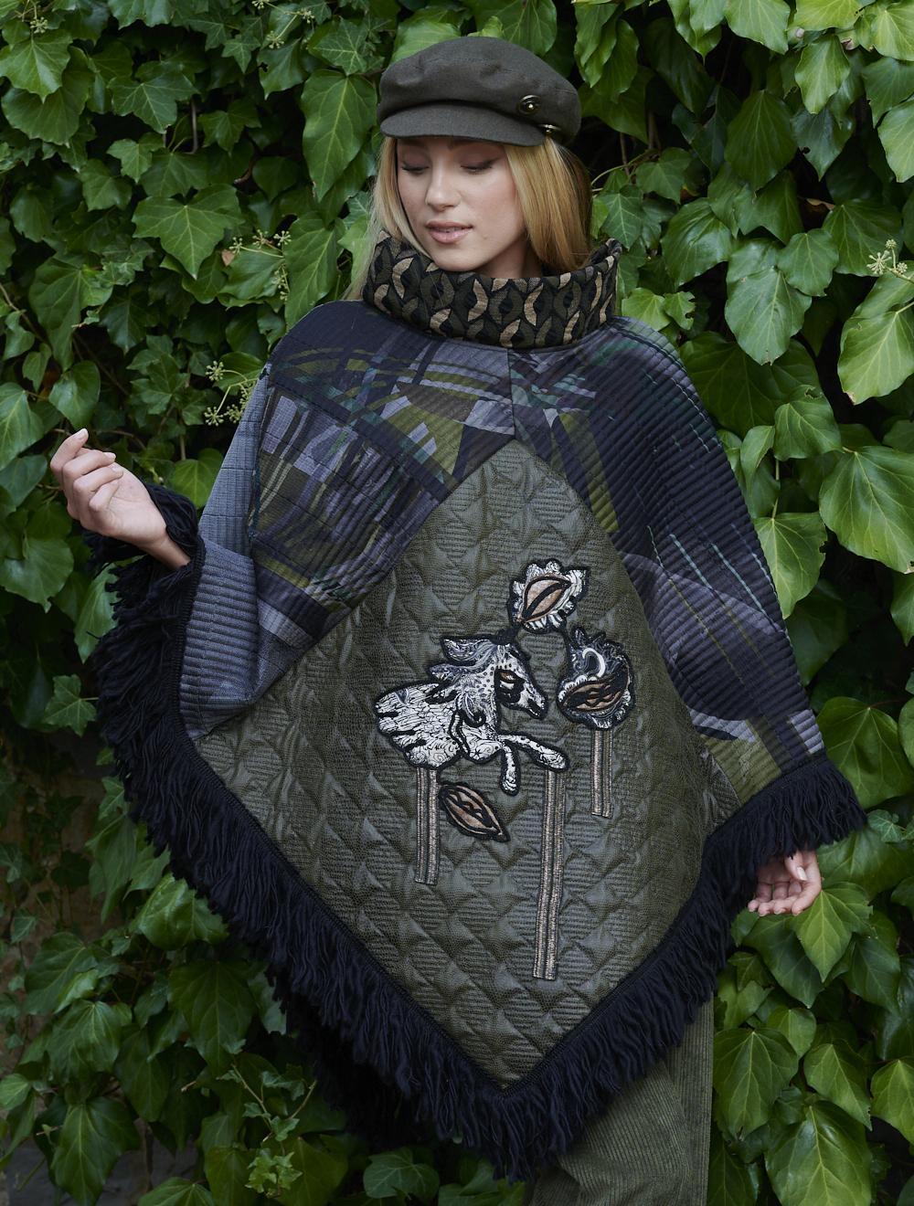 Save The Queen Poncho in seta e finta pelle con ricami