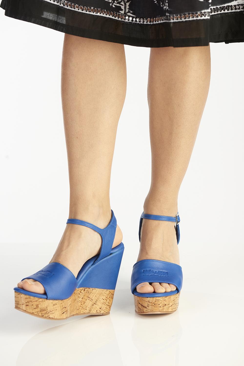 Save The Queen Sandali blu in pelle con zeppa e fascia decorata