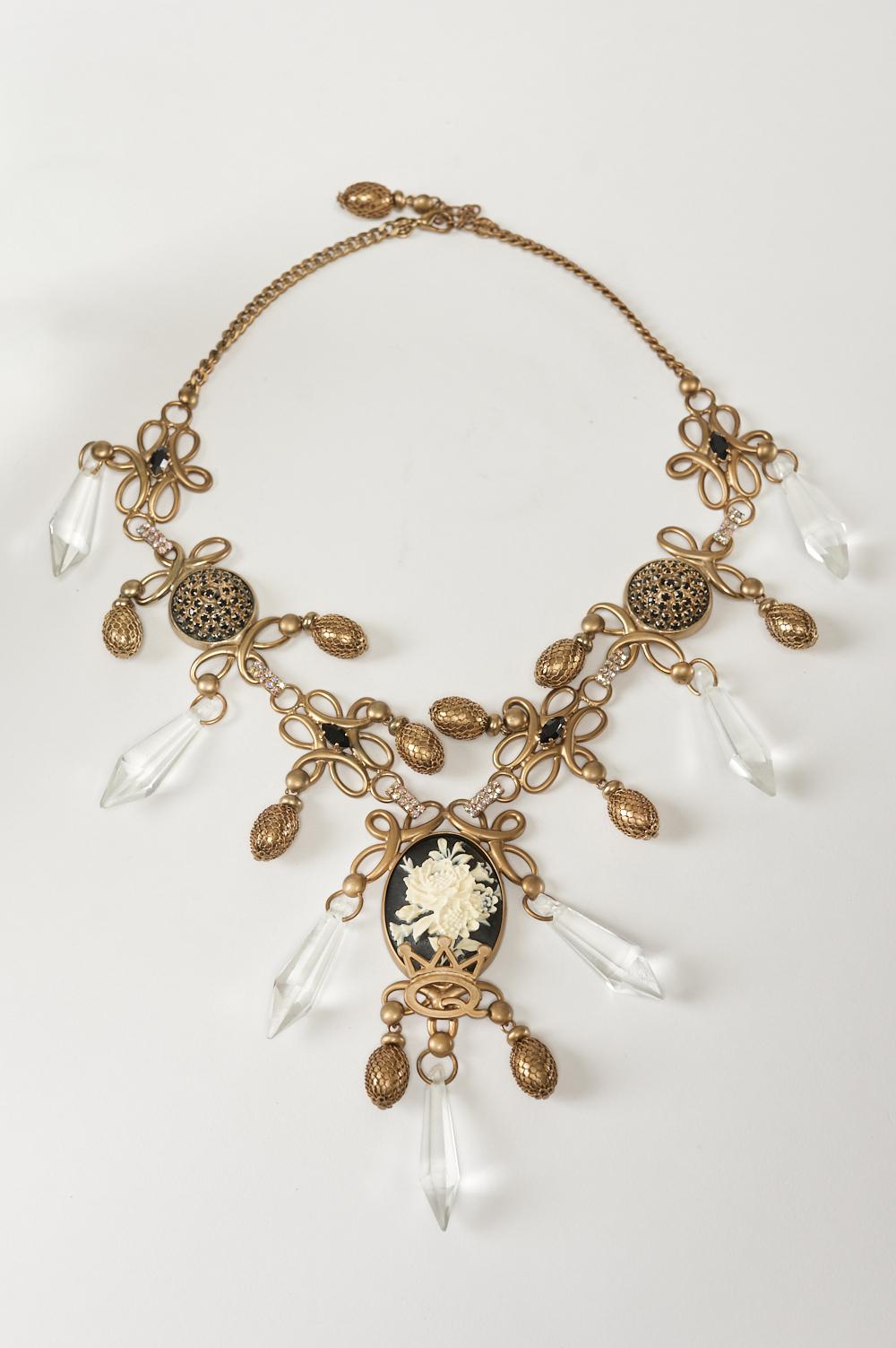 Save The Queen Colier in metallo dorato