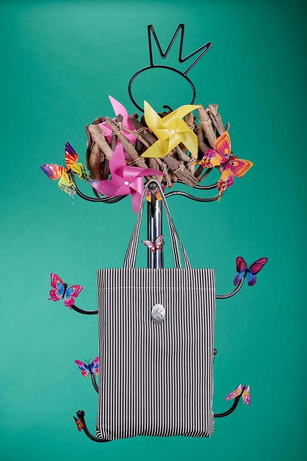 Save The Queen Shopper a righe bianche e nere con logo in metallo zama