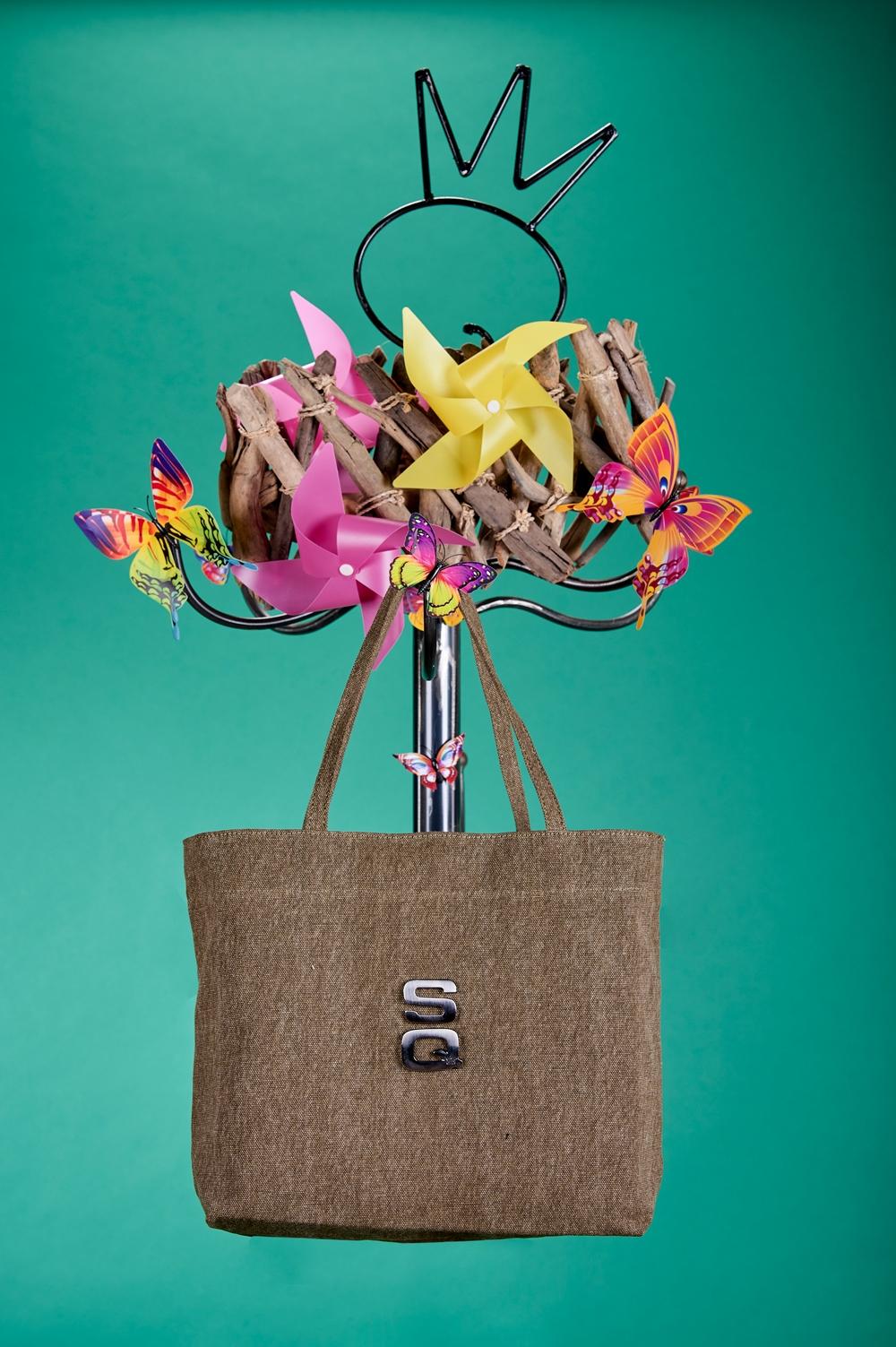 Save The Queen Shopper color fango con logo in metallo zama