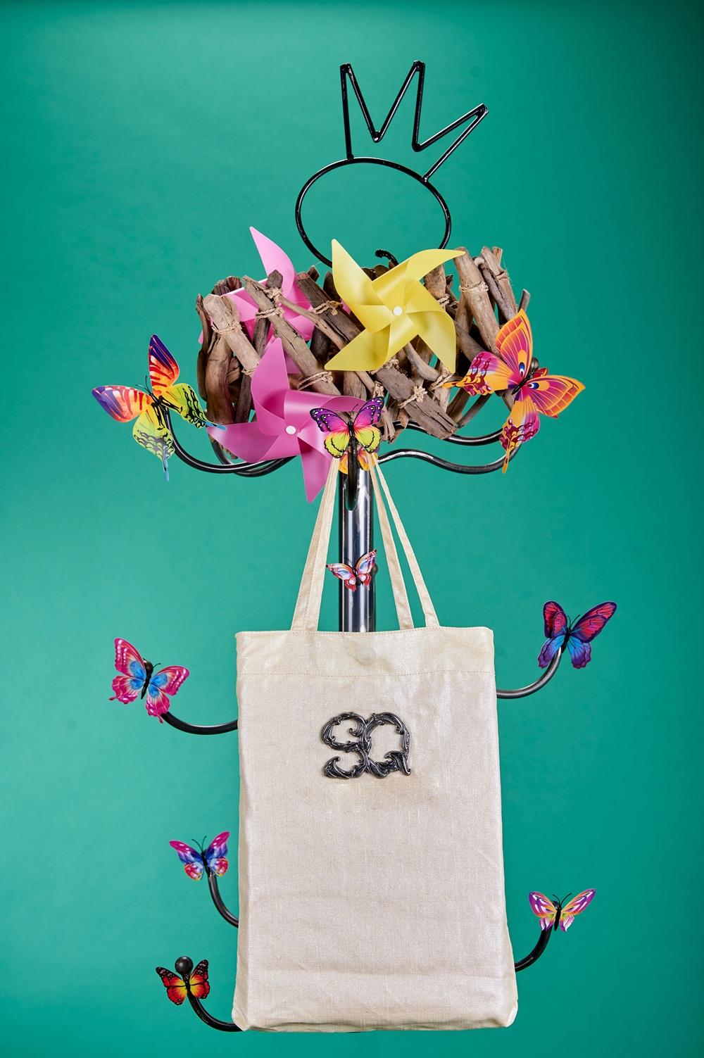 Save The Queen Shopper color panna con logo in metallo zama