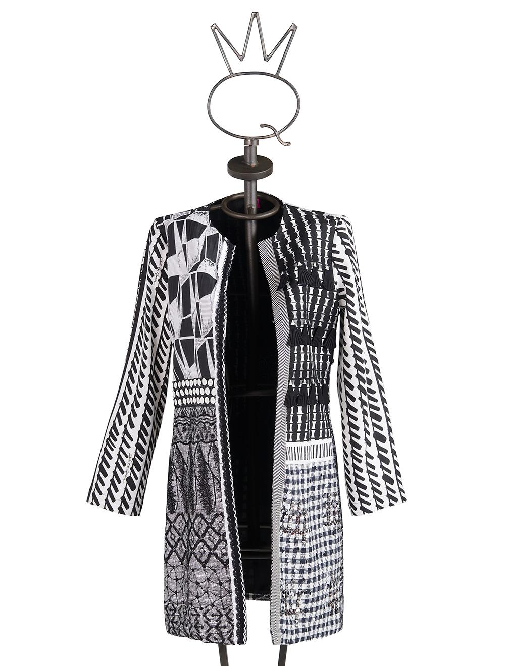 Save The Queen Spolverino 7/8 Bianco E Nero In Tessuti Stampati Operati E Ricamati