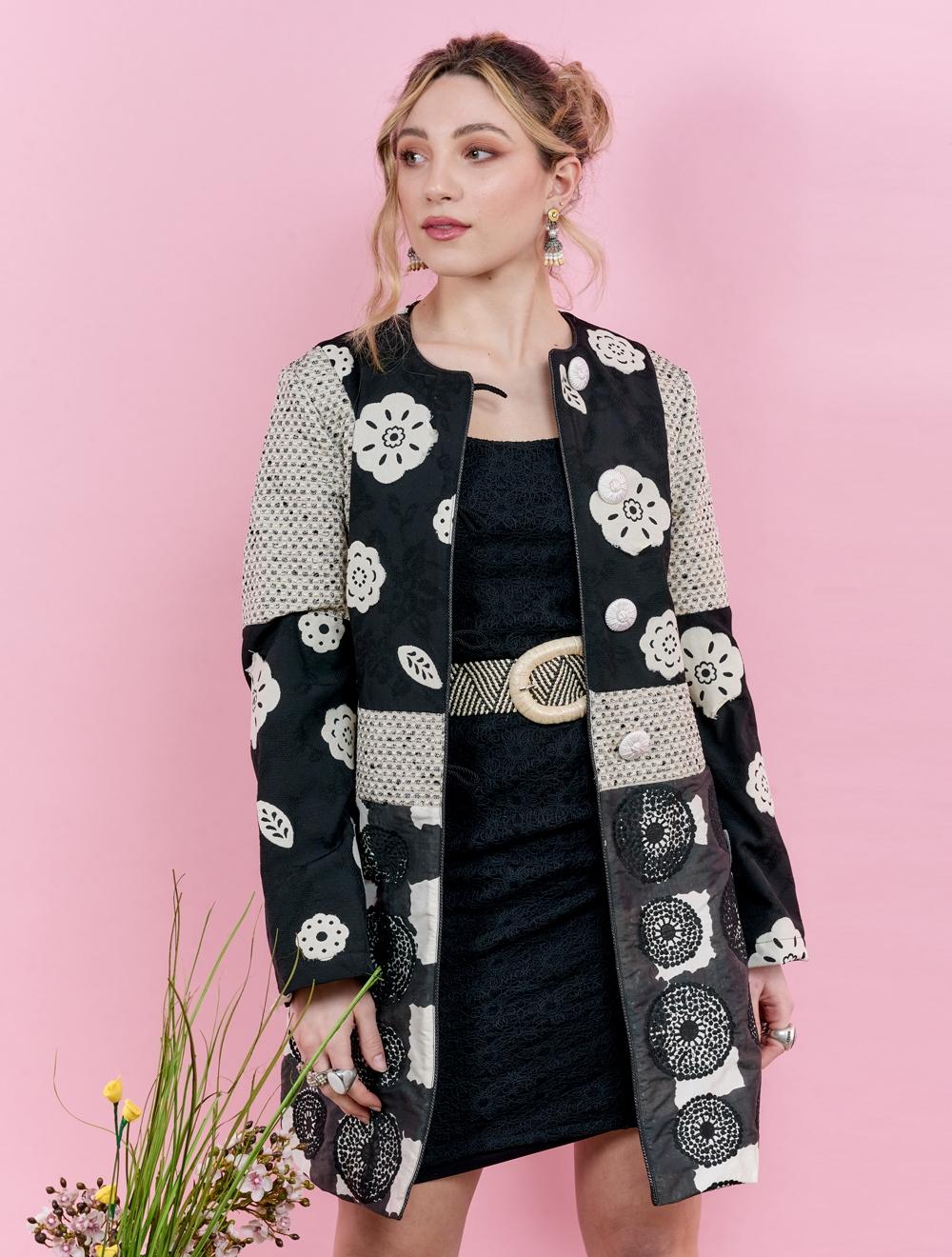 Save The Queen Spolverino 7/8 ecrù e nero in tessuti stampati operati e ricamati