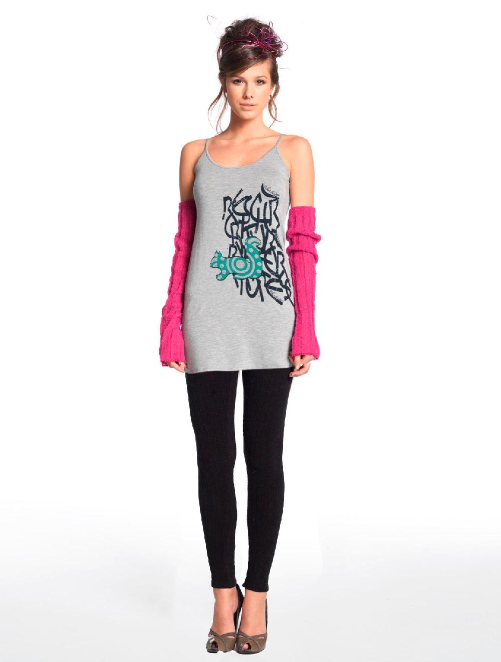 Save The Queen Top in viscosa grigia con leggins e coprispalle