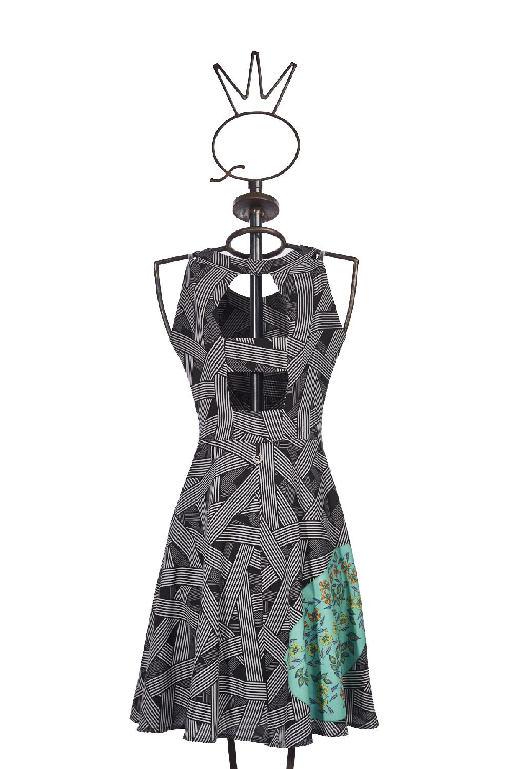 Save The Queen Vestito Corto Godet Con Fantasia Geometrica Bianca E Nera