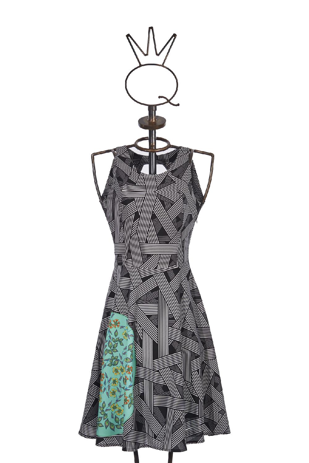 Save The Queen Vestito corto godet con fantasia geometrica bianca e nera