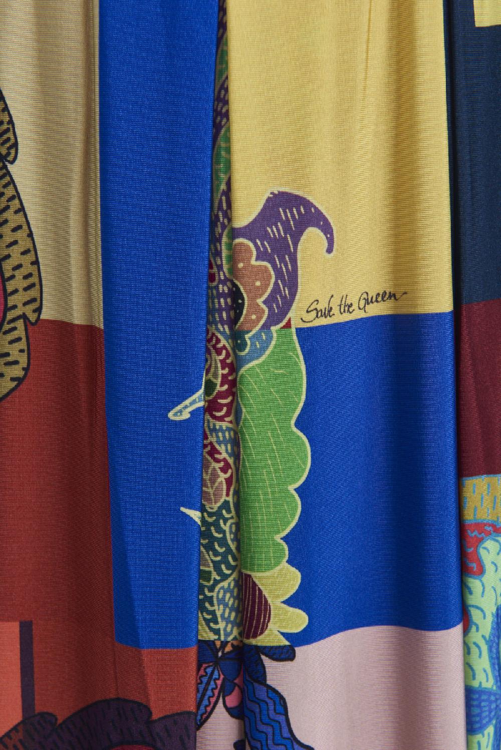 Save The Queen Vestito Lungo Con Stampa Dedicata All’Oriente