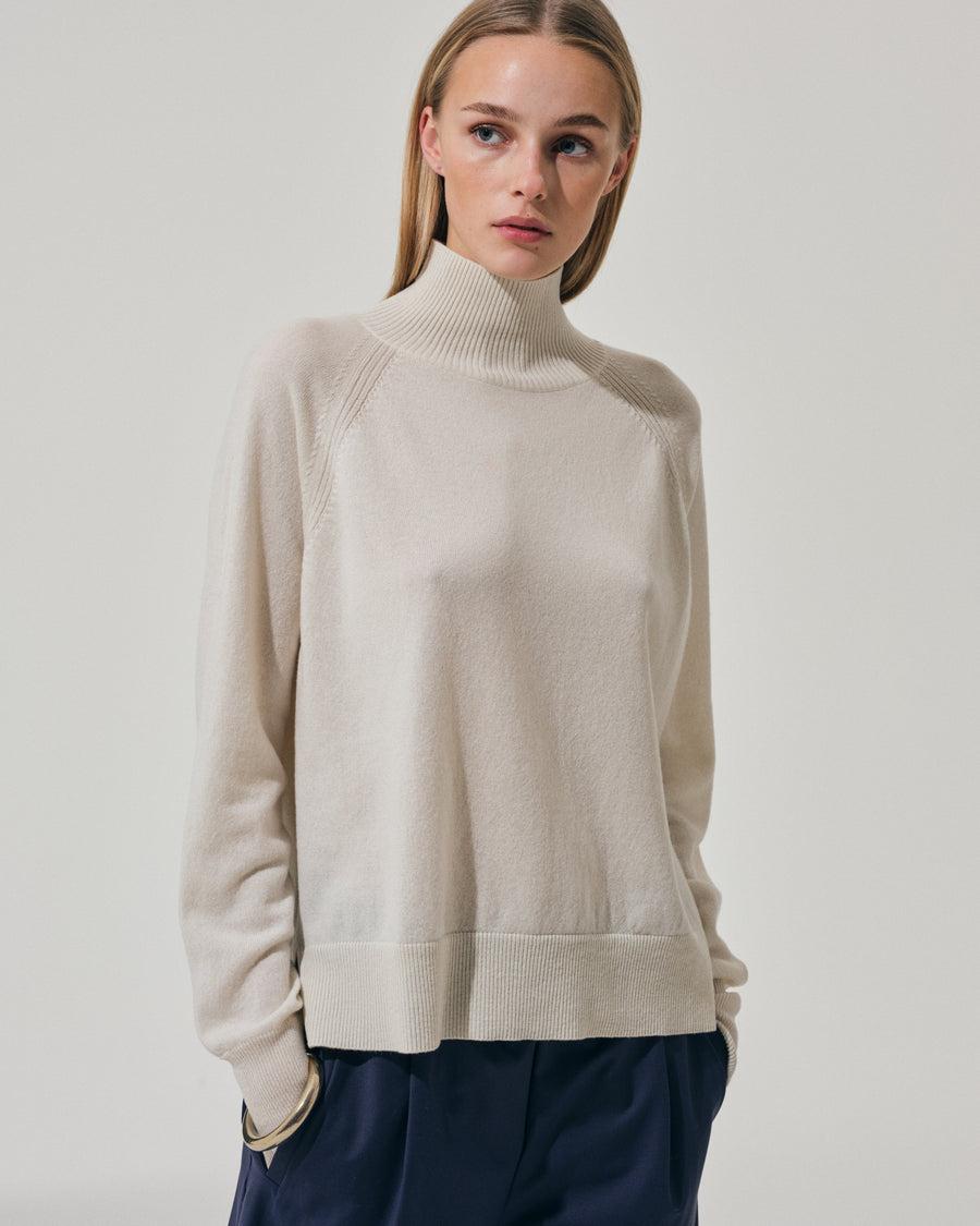 Scaglione TURTLE NECK RAGLAN RIBBED SIDES MILK