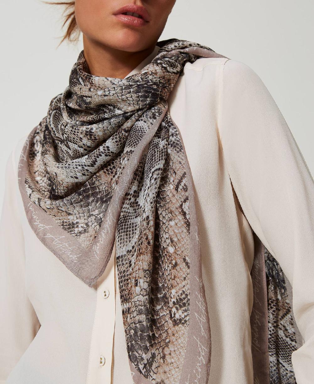 Scee by twin set Kefiah in georgette con stampa snake