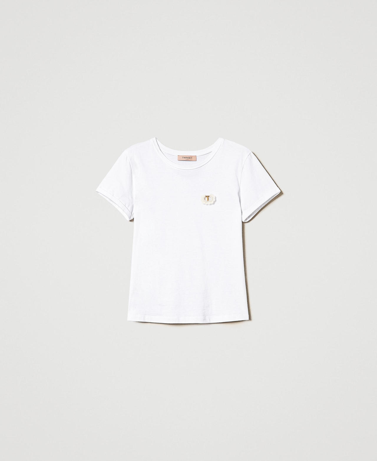 Scee by twin set T-shirt fitted con spilla crochet