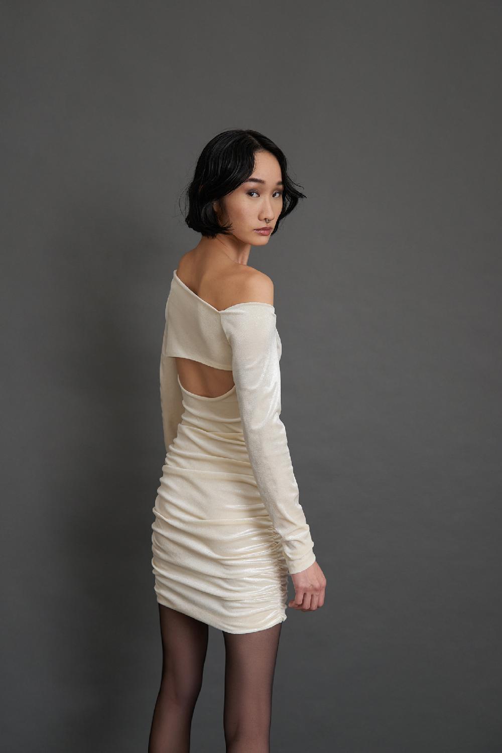 Soallure ABITO CORTO CON SPALLE ASIMMETRICHE E ARRICCIATURE