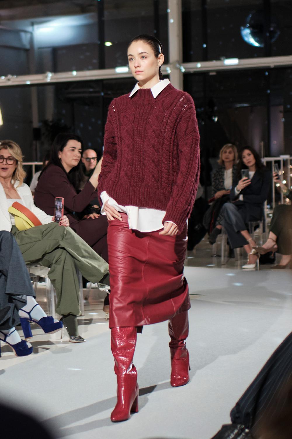 Soallure MAGLIA CON COLLO ALTO E LAVORAZIONE A TRECCIA