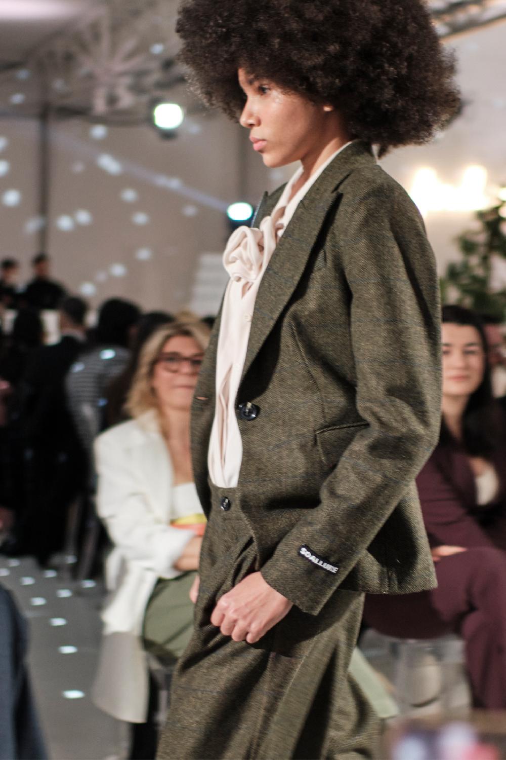 Soallure CAMICIA IN GEORGETTE CON DETTAGLIO ROSA