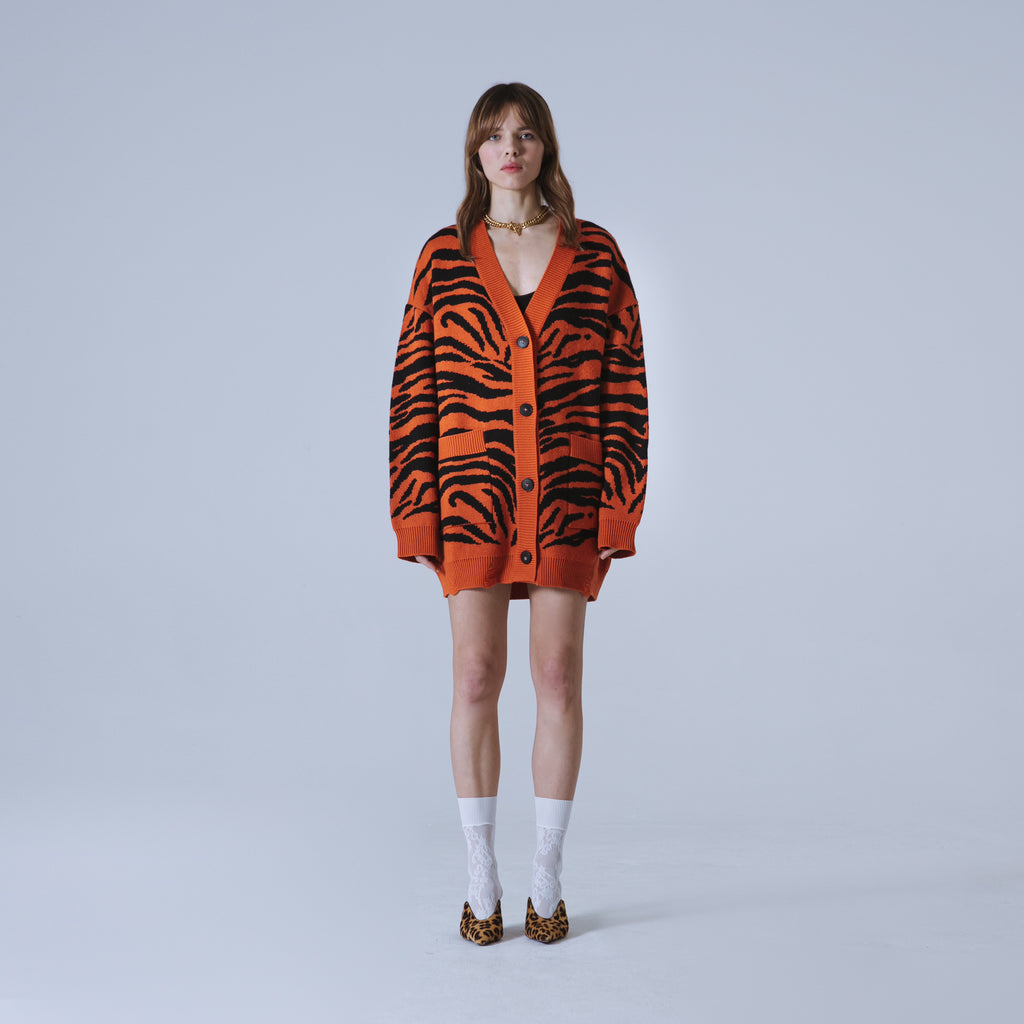 Sveta Milano Cardigan Lungo Jacquard Eléonore In Arancione E Nero