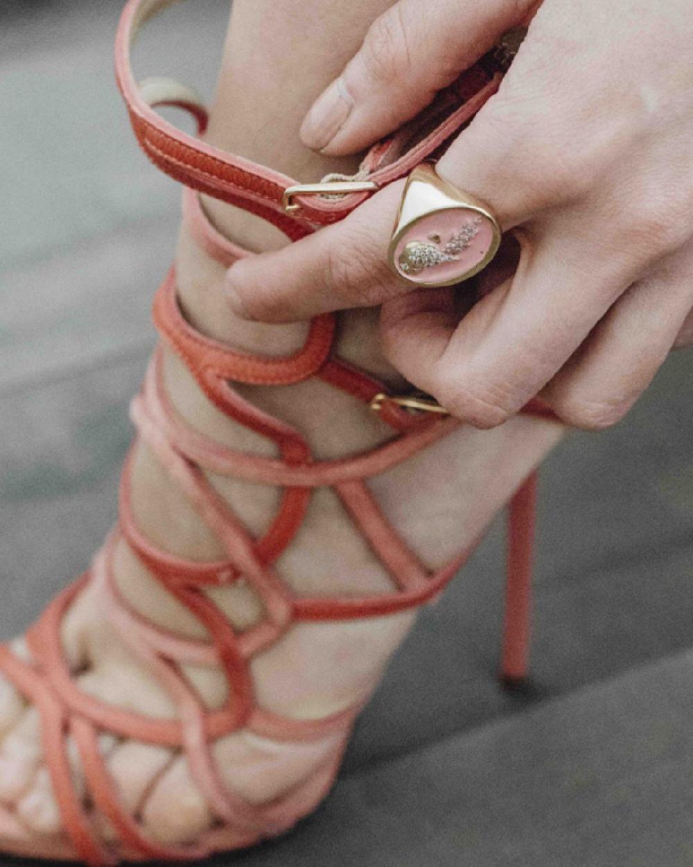 Thais Bernardes Anello Chevalier Pappagallo Smaltato Rosa