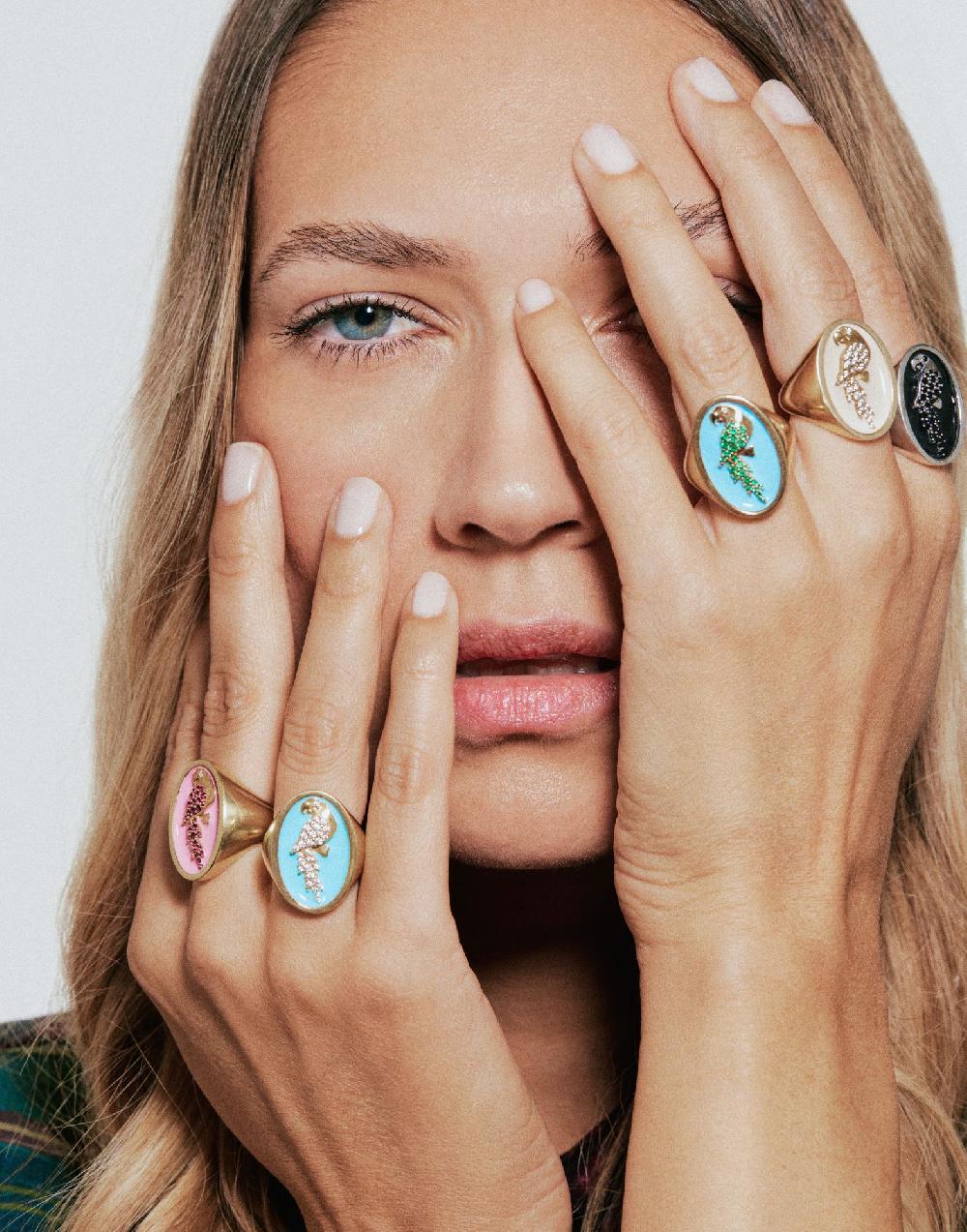 Thais Bernardes Anello Chevalier Smaltato Rosa E Pietre Rosse