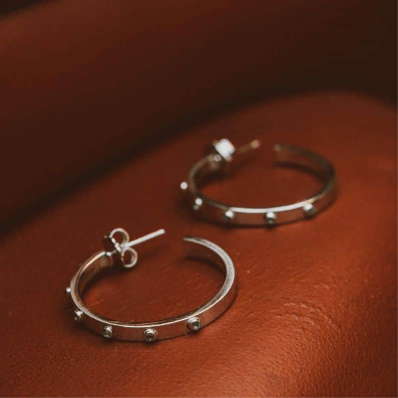 Thais Bernardes Orecchini a cerchio con borchie di pietre