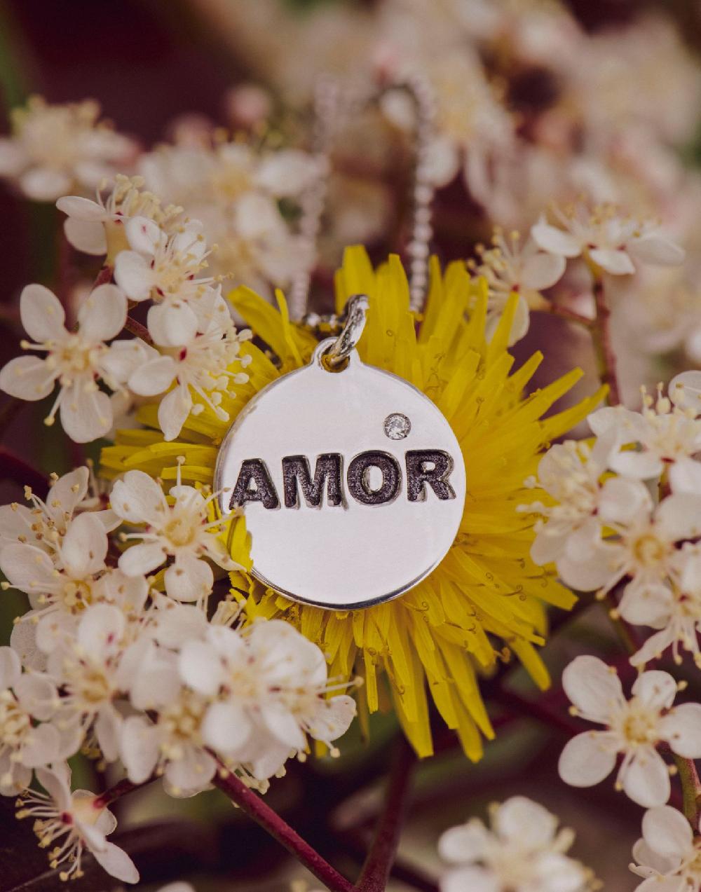 Thais Bernardes Collana Medaglietta AMOR