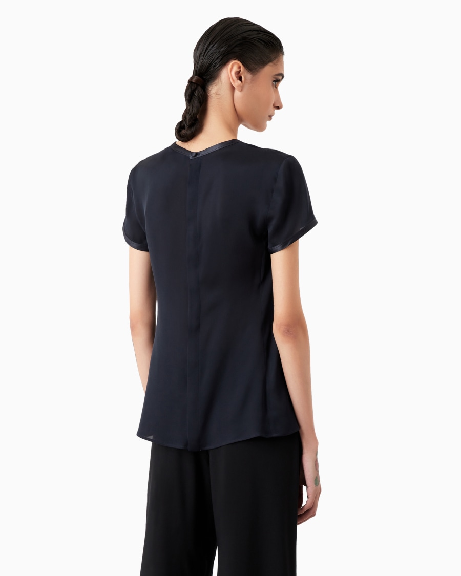 The World Of Armani BLUSA IN CHARMEUSE DI SETA CON SCOLLO A V