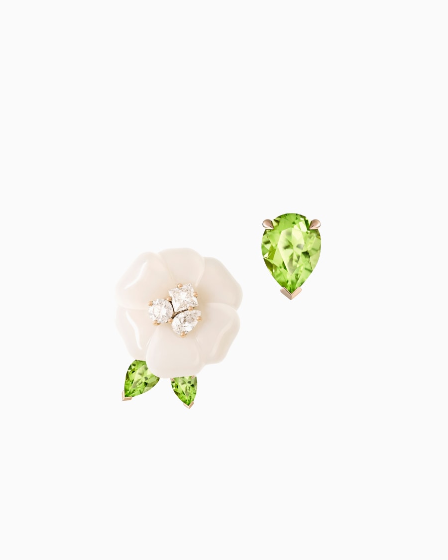 The world of armani ORECCHINI BLANCHE IN ORO 18 KT AGATA BIANCA DIAMANTI E PERIDOTO