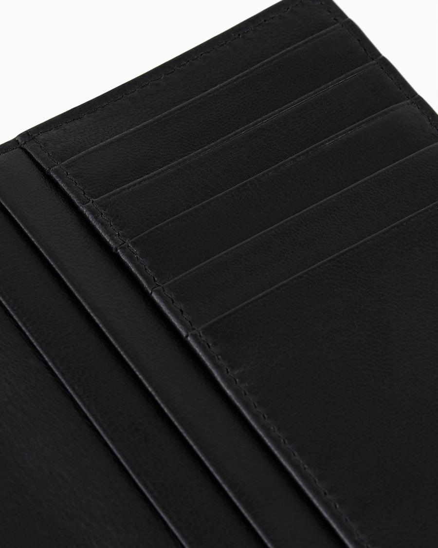 The World Of Armani PORTA PASSAPORTO BIFOLD IN PELLE CON LOGO RICAMATO