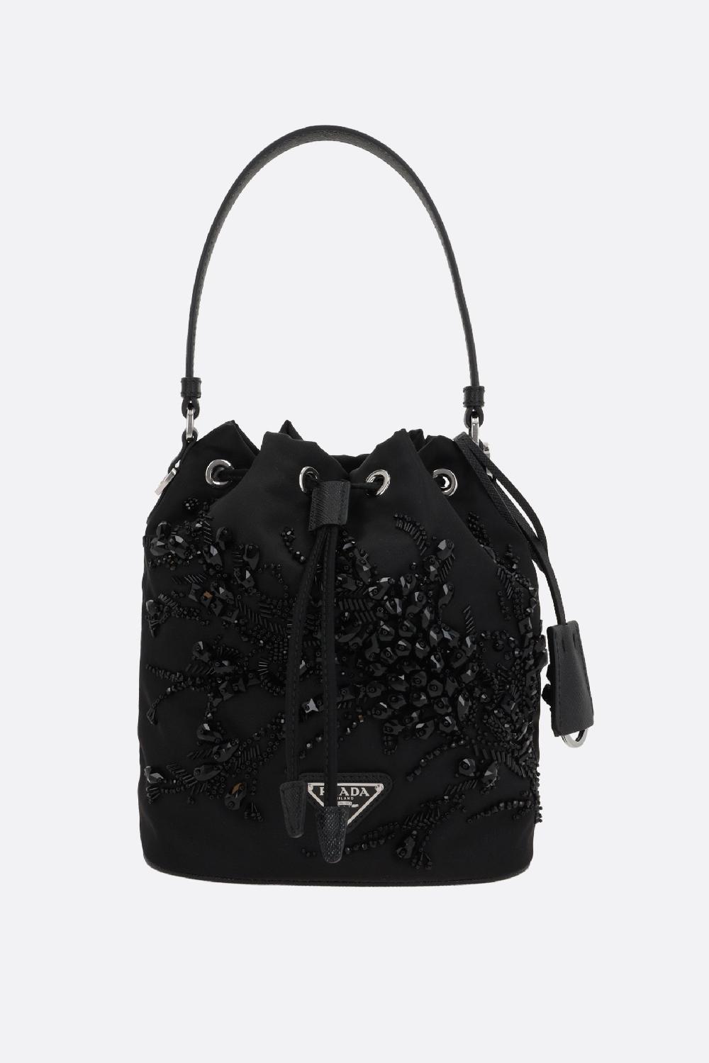 PRADA borsa a secchiello in Re-Nylon con ricamo