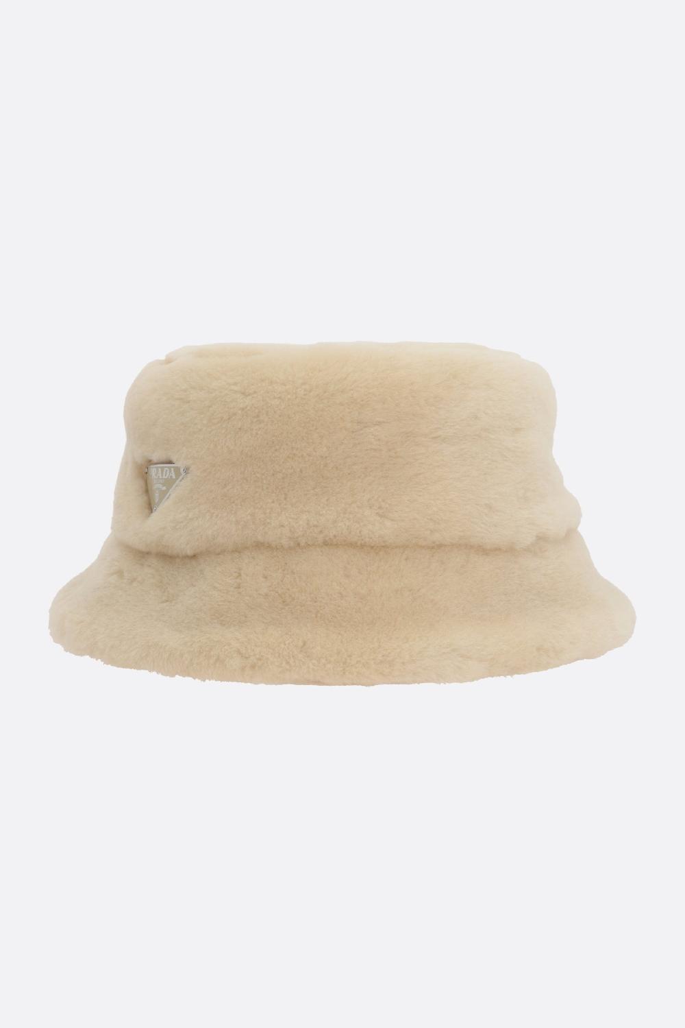 PRADA cloche in shearling con logo