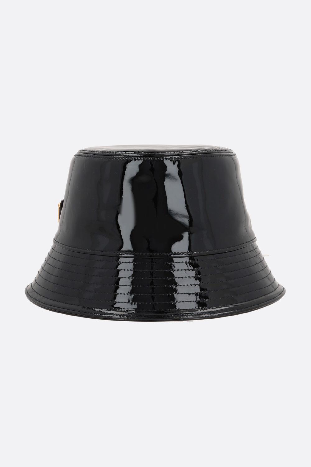 PRADA cloche in vernice con logo