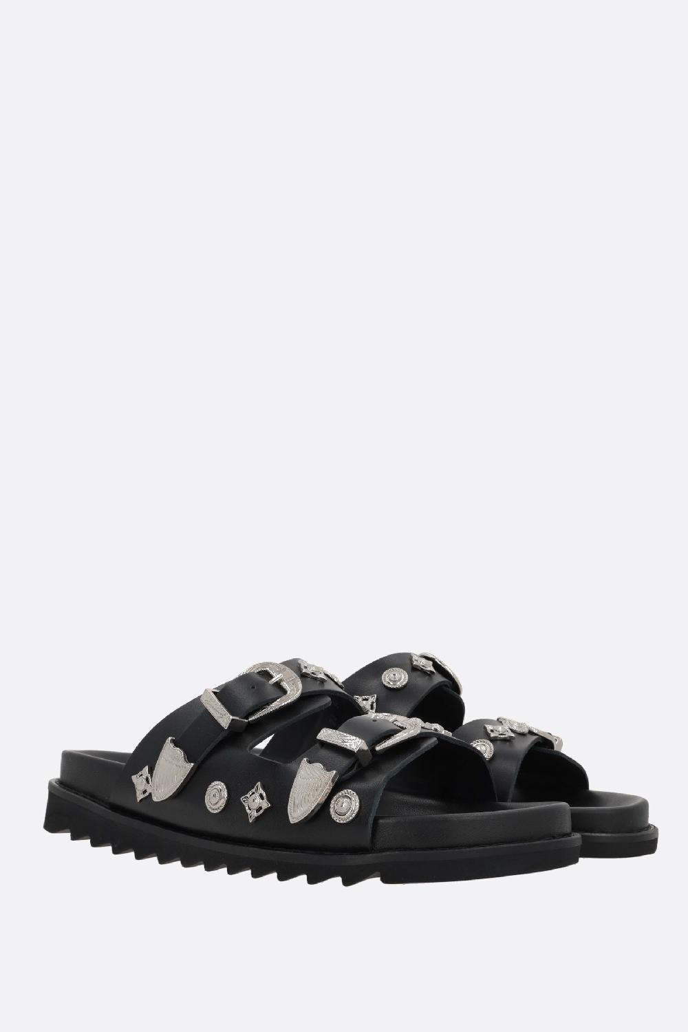 TOGA VIRILIS Sandalo Flat In Pelle Liscia Con Borchie