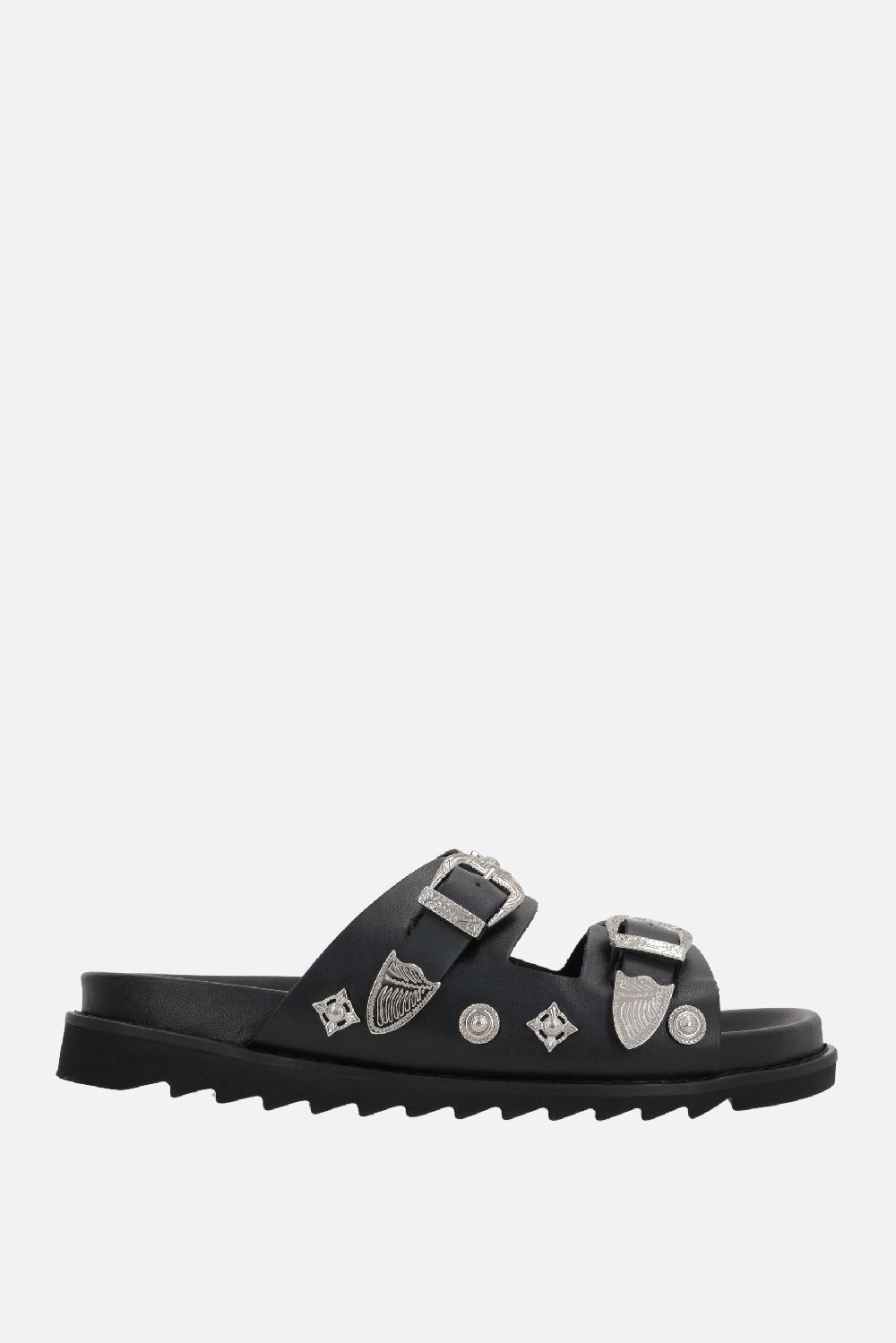 TOGA VIRILIS sandalo flat in pelle liscia con borchie