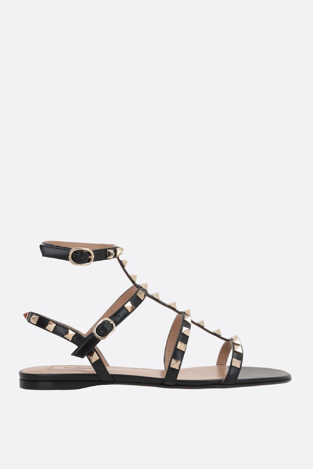 VALENTINO GARAVANI sandalo flat Rockstud in pelle liscia