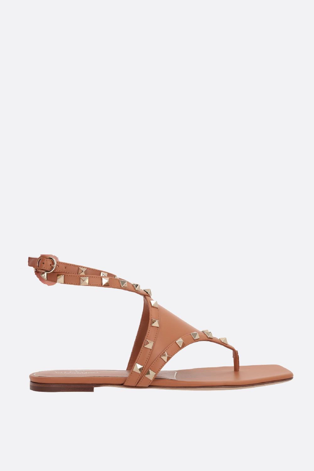 VALENTINO GARAVANI sandalo infradito Rockstud in pelle liscia