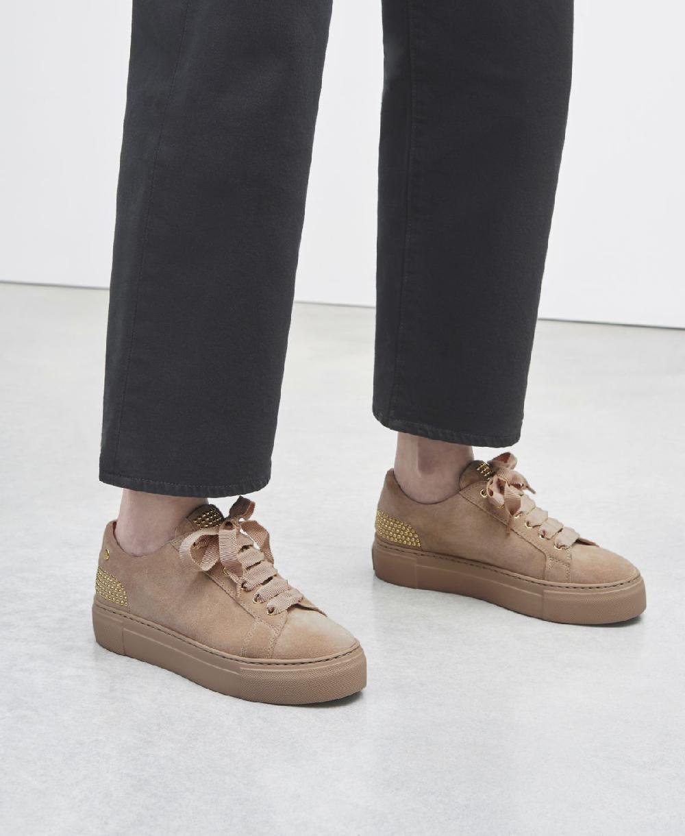 Agl Sneaker Con Borchie Sul Tallone Beige Stella