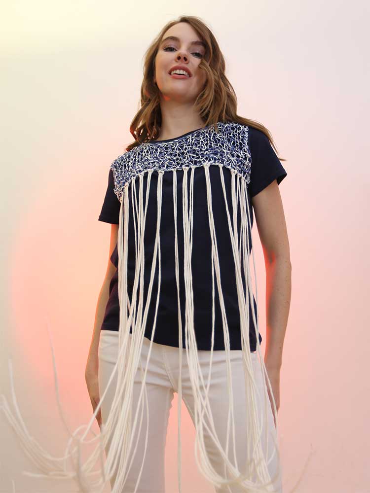 Tricot à Porter T-SHIRT CON APPLICAZIONE A RETE E FRANGE