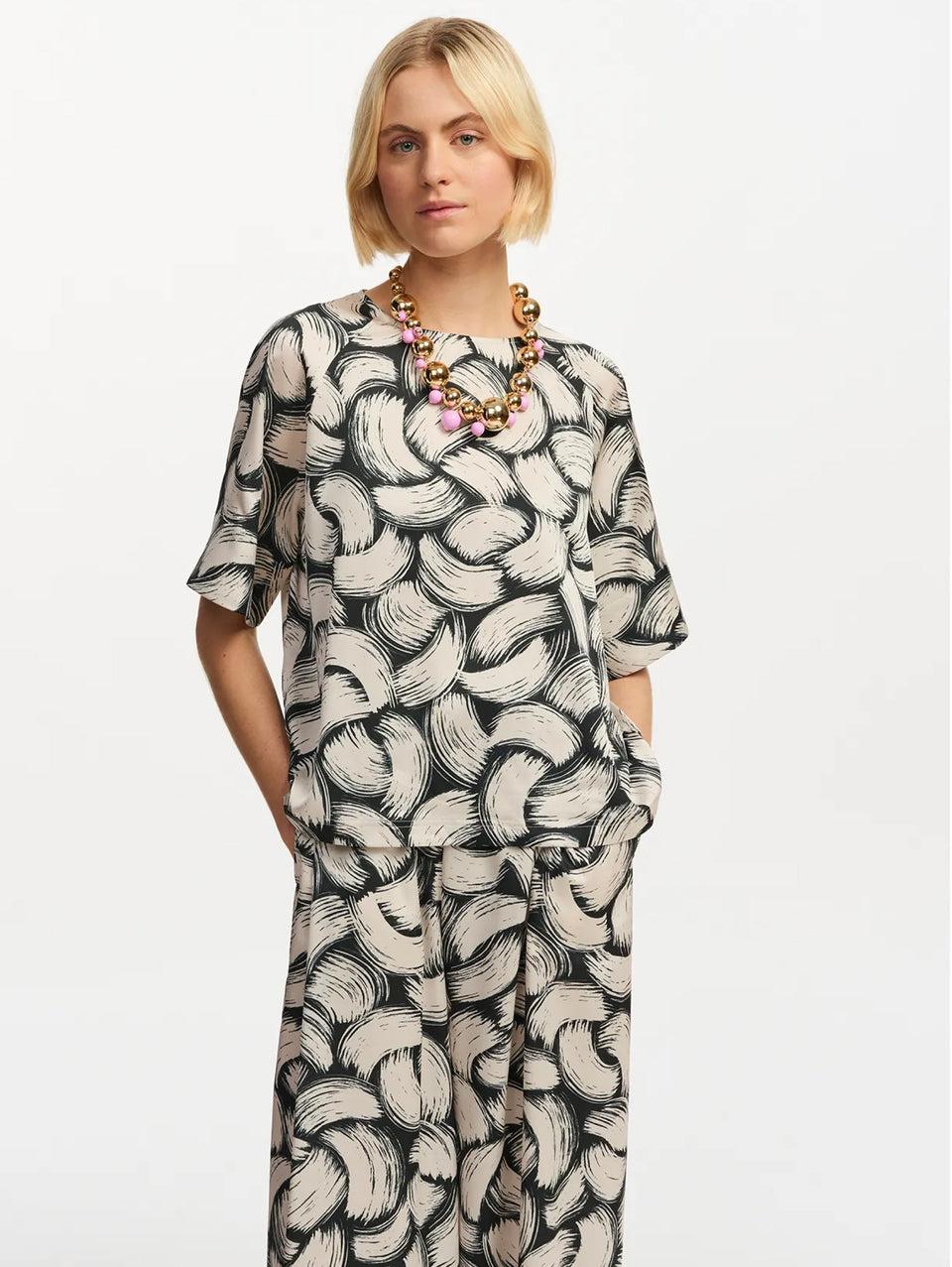 ESSENTIEL ANTWERP Top Girocollo Squadrato Nero