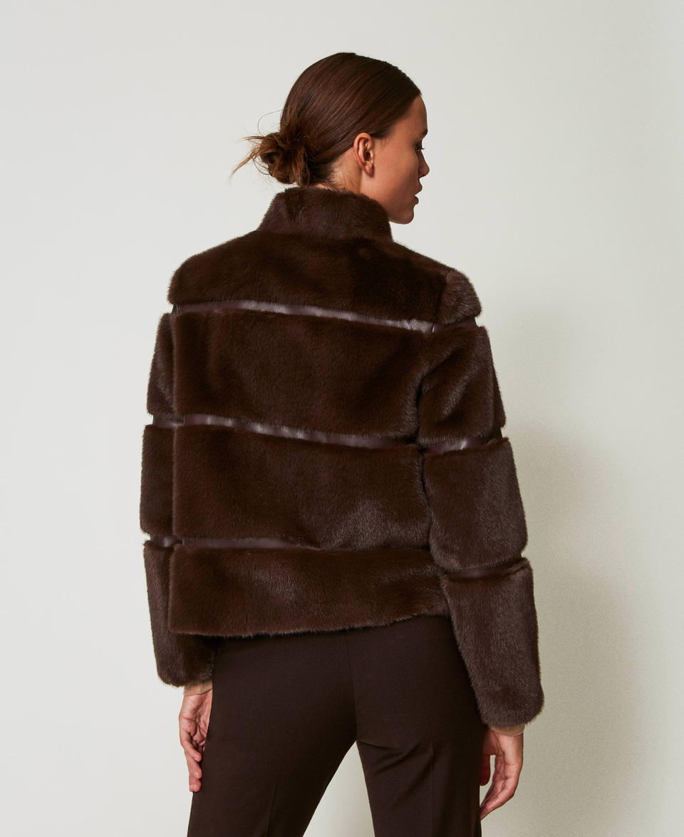 Twin Set Cappotto Corto In Faux Fur Con Intarsi