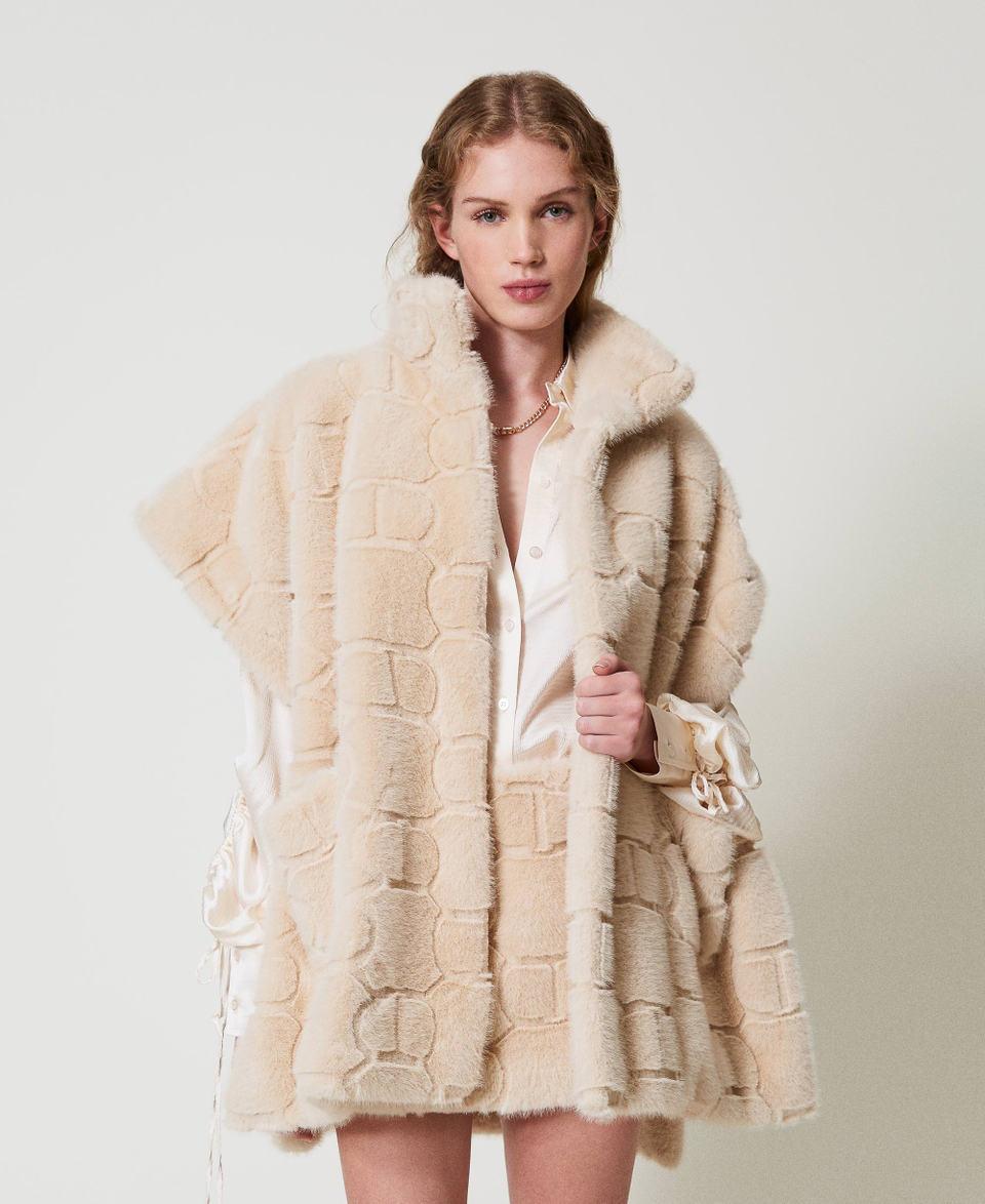 Twin Set Poncho in faux fur con logo