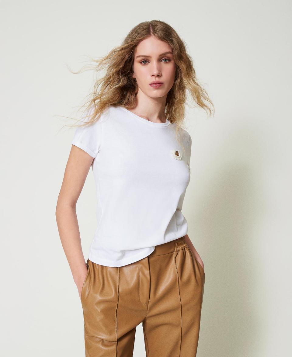 Twin Set T-shirt fitted con spilla crochet
